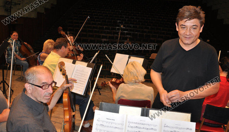 Георги Андреев събира в общ проект кореняци хасковлии и народни певици от Швеция