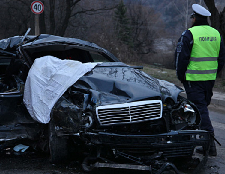 Младок с „Мерцедес“ вкара колега в болница