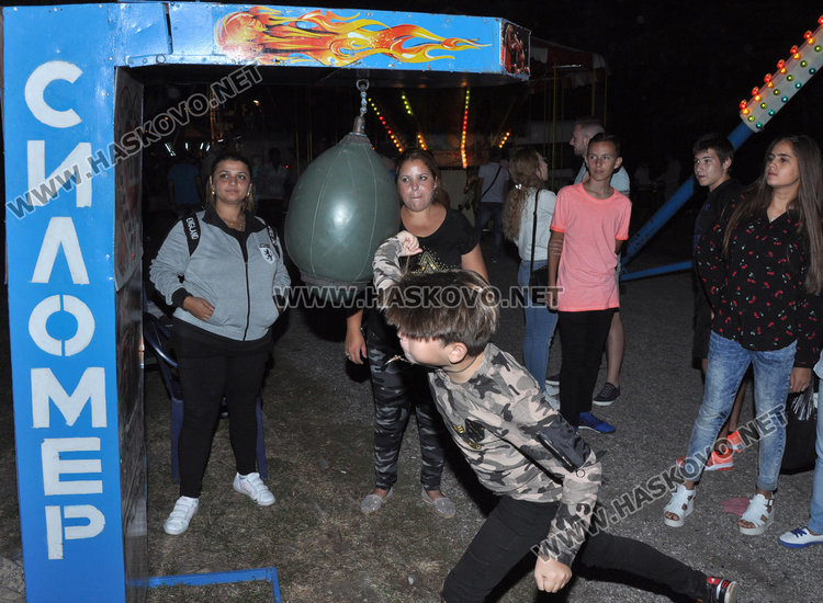 Аква  парк с лодки -хит на панаира тази година