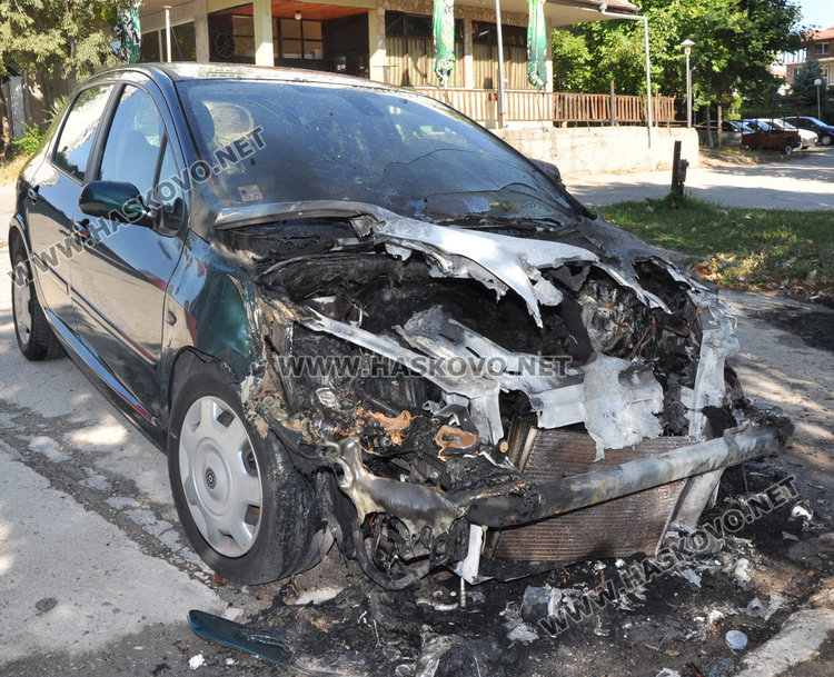 Пежо изгоря при среднощна клада в Бадема