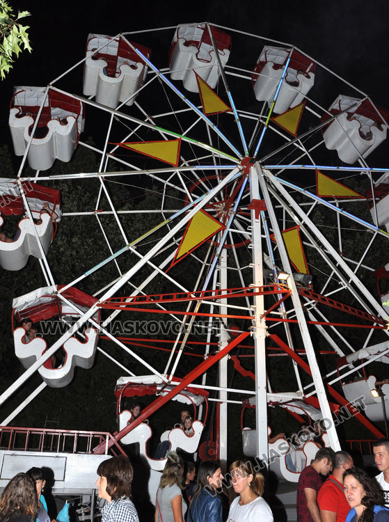 Аква  парк с лодки -хит на панаира тази година