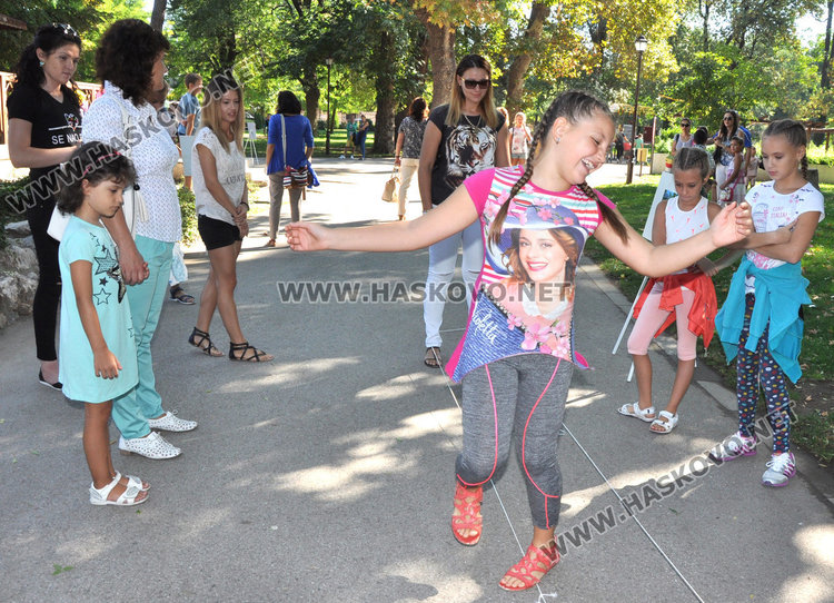 Деца се забавляваха с игри в Градската градина, множество мераклии за шах