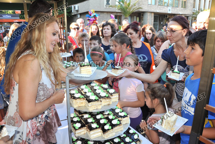 Детски празник на площада завърши с торта