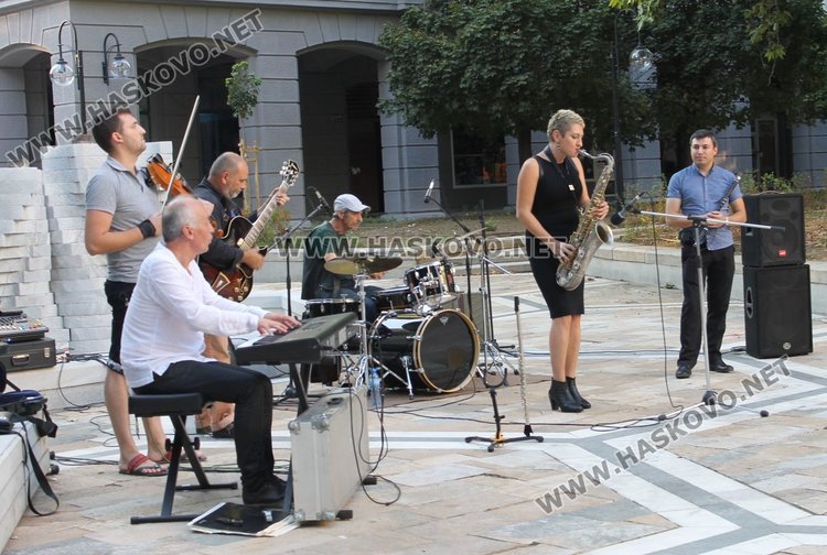  Владислава Сотирова - саксофон и флейта бе сред гост изпълнителите снощи