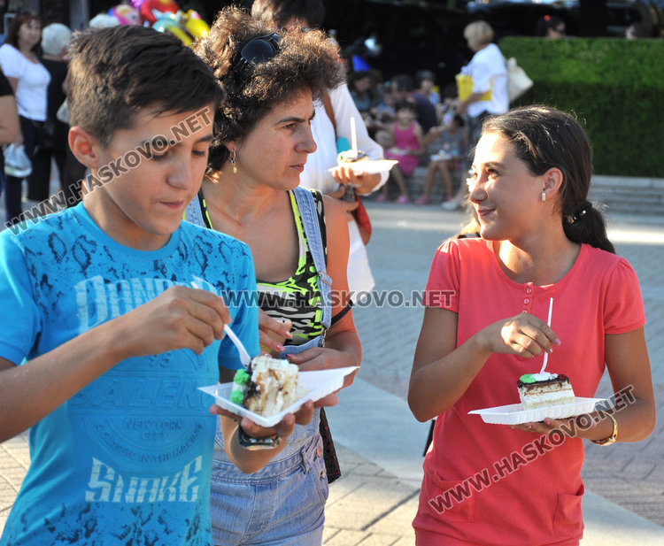 Детски празник на площада завърши с торта