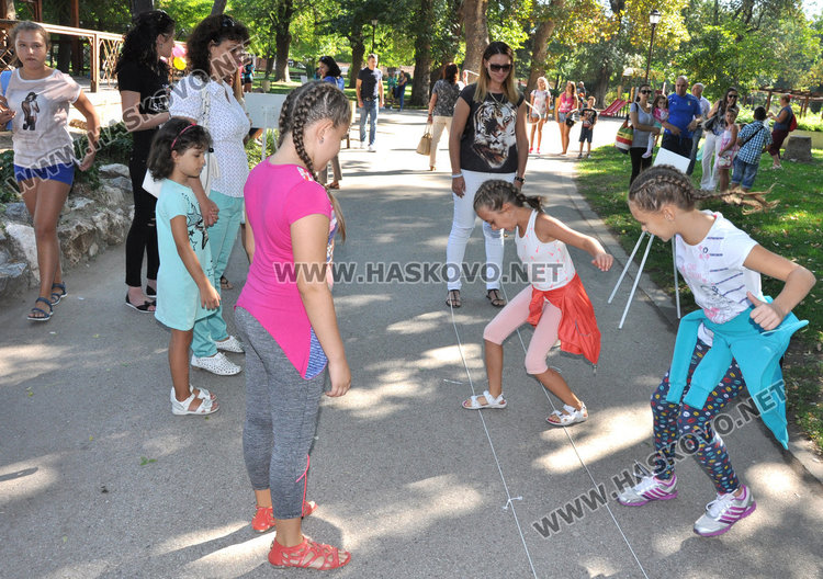 Деца се забавляваха с игри в Градската градина, множество мераклии за шах