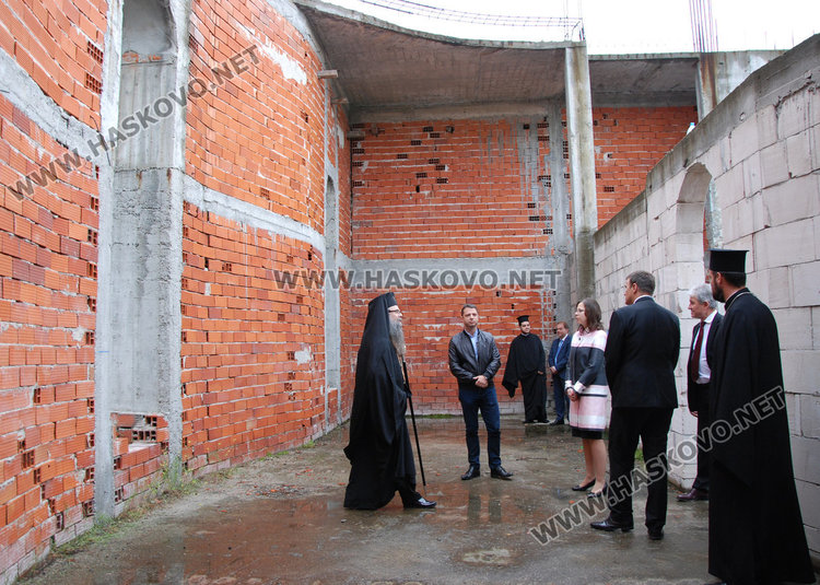 Хасковлии вграждат свои тухли за здраве в храма „Св. Иван Рилски“