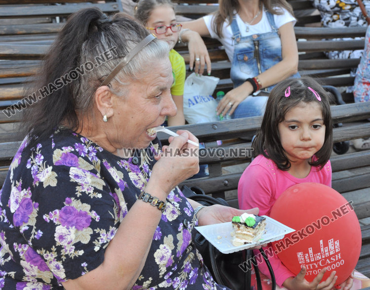 Детски празник на площада завърши с торта