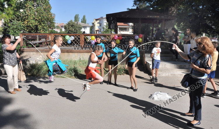 Деца се забавляваха с игри в Градската градина, множество мераклии за шах