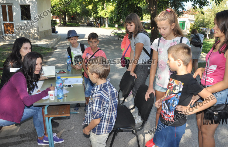 Деца се забавляваха с игри в Градската градина, множество мераклии за шах