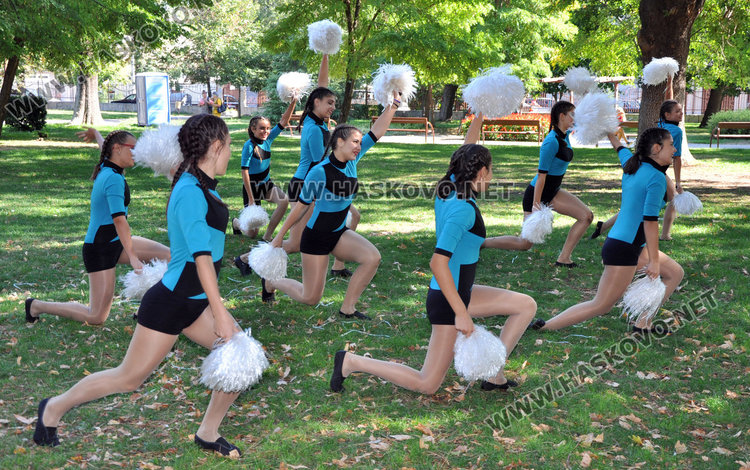 Деца се забавляваха с игри в Градската градина, множество мераклии за шах