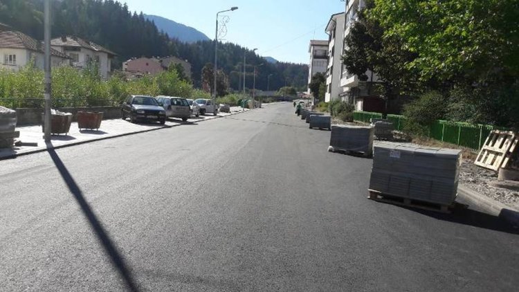 Освен нов асфалт ще има и "легнали полицаи" по улица "Наталия" в Райково