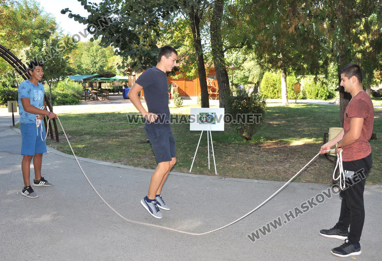 Деца се забавляваха с игри в Градската градина, множество мераклии за шах