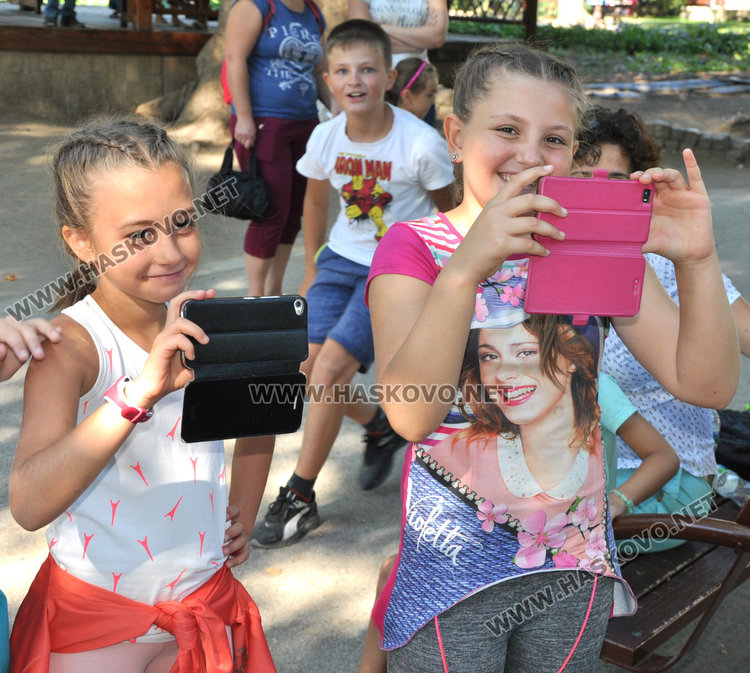 Деца се забавляваха с игри в Градската градина, множество мераклии за шах