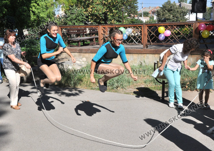 Деца се забавляваха с игри в Градската градина, множество мераклии за шах