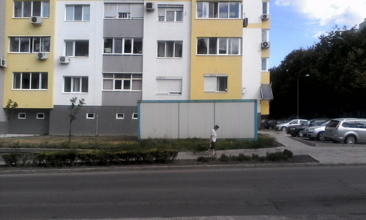 Живеещи в саниран блок недоволстват заради изоставен фургон