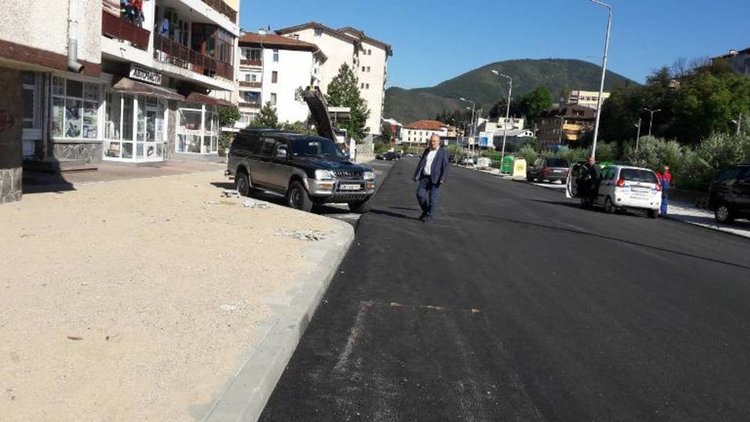 Освен нов асфалт ще има и "легнали полицаи" по улица "Наталия" в Райково