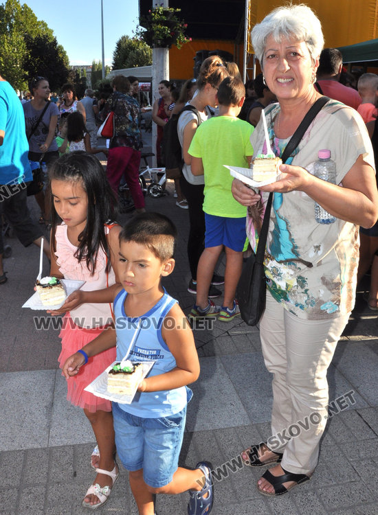 Детски празник на площада завърши с торта