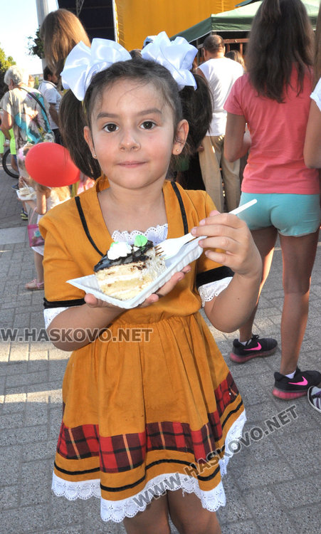 Детски празник на площада завърши с торта