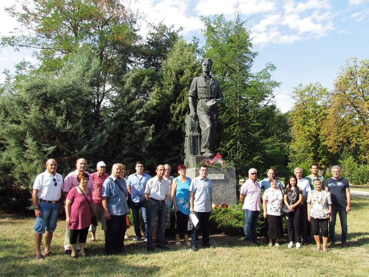 С полагане на цветя пред паметника на Никола Вапцаров в едноименния парк в Димитровград бе почетен 9 септември