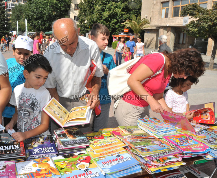 Десетки хасковски деца дойдоха на площада  със стара хартия за нова книжка