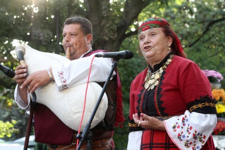 Валя Балканска пее за Харманли на фестивала " На Хармана"