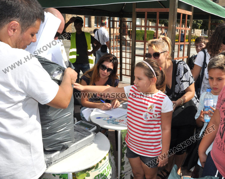 Десетки хасковски деца дойдоха на площада  със стара хартия за нова книжка