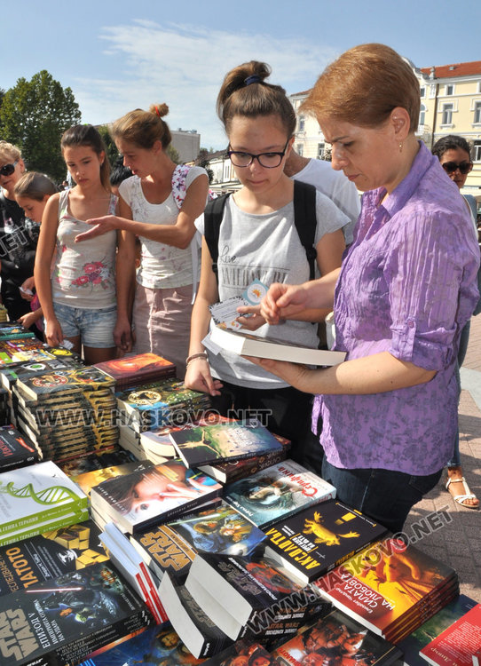 Десетки хасковски деца дойдоха на площада  със стара хартия за нова книжка