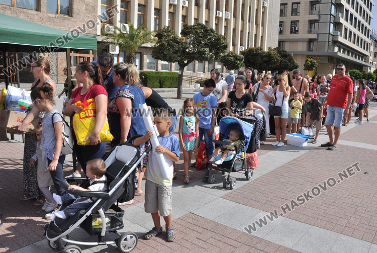 Десетки хасковски деца дойдоха на площада  със стара хартия за нова книжка