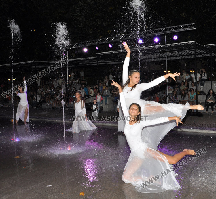 Балерините от „Рона” разпиляха пръски любов в центъра на Хасково в уникален спектакъл