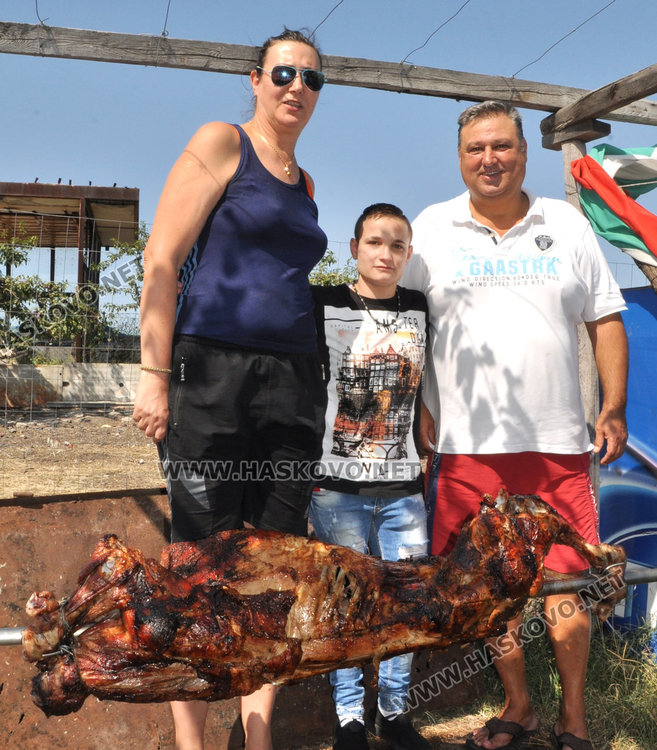 Посрещнаха световната вицешампионка с печено теле и торта