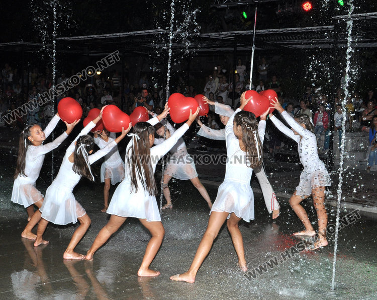 Балерините от „Рона” разпиляха пръски любов в центъра на Хасково в уникален спектакъл