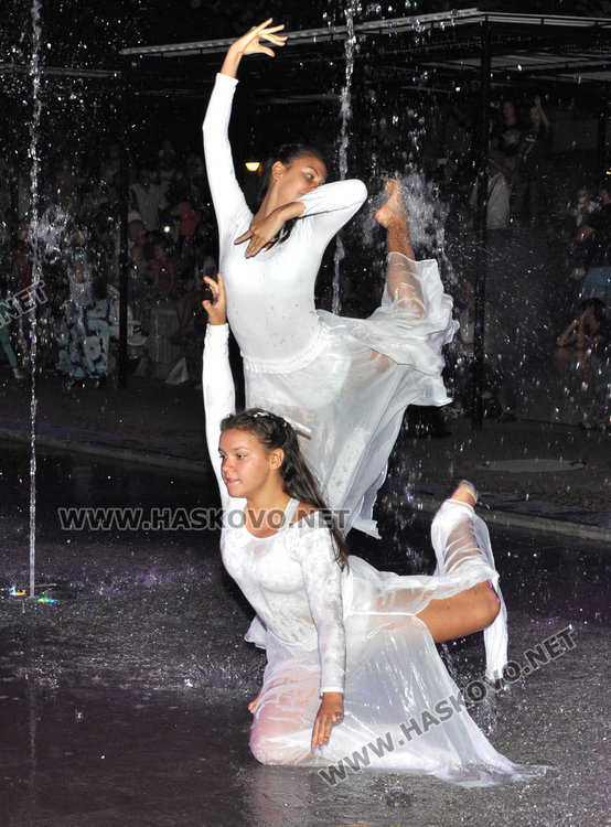Балерините от „Рона” разпиляха пръски любов в центъра на Хасково в уникален спектакъл