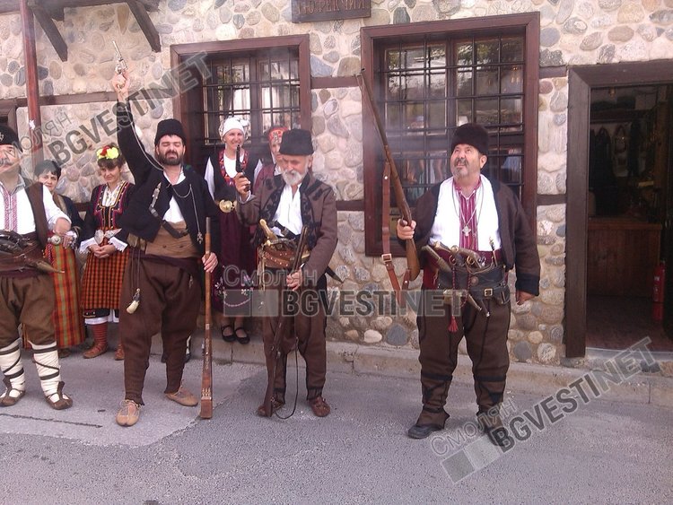  Екшън в центъра на стария Златоград: Гърмят пушки от края на 18 век