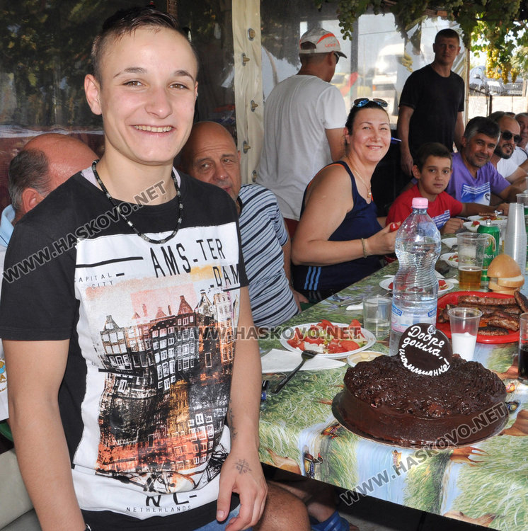 Посрещнаха световната вицешампионка с печено теле и торта