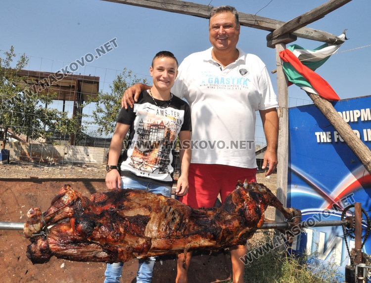 Посрещнаха световната вицешампионка с печено теле и торта