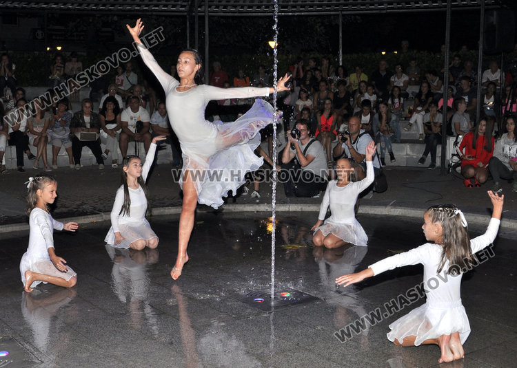 Балерините от „Рона” разпиляха пръски любов в центъра на Хасково в уникален спектакъл