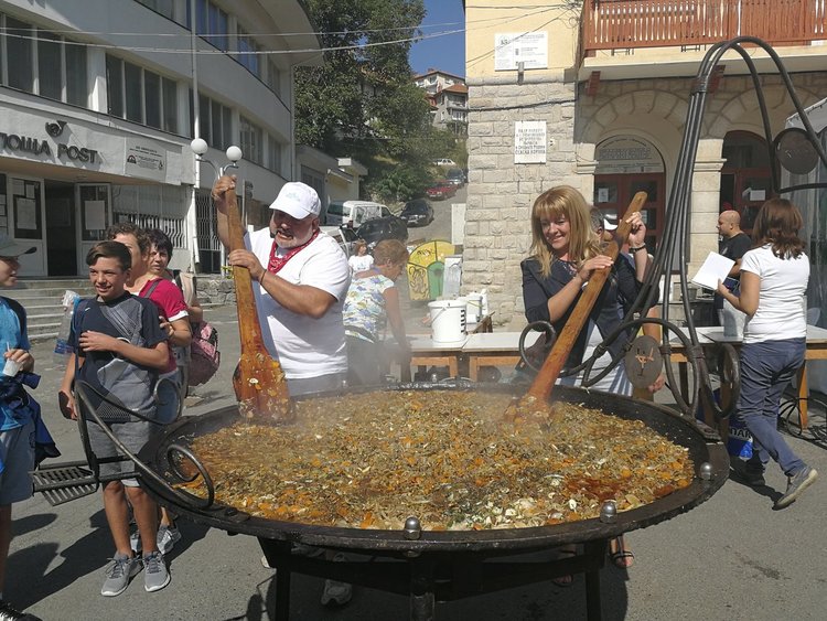 Телешки кебап с фасул за 500 души сготви Ути в Момчиловци