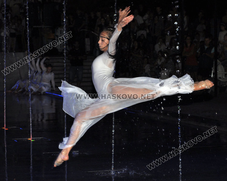 Балерините от „Рона” разпиляха пръски любов в центъра на Хасково в уникален спектакъл