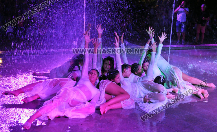 Балерините от „Рона” разпиляха пръски любов в центъра на Хасково в уникален спектакъл