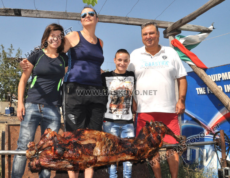 Посрещнаха световната вицешампионка с печено теле и торта