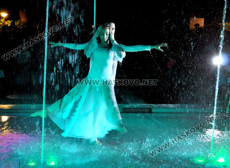 Балерините от „Рона” разпиляха пръски любов в центъра на Хасково в уникален спектакъл