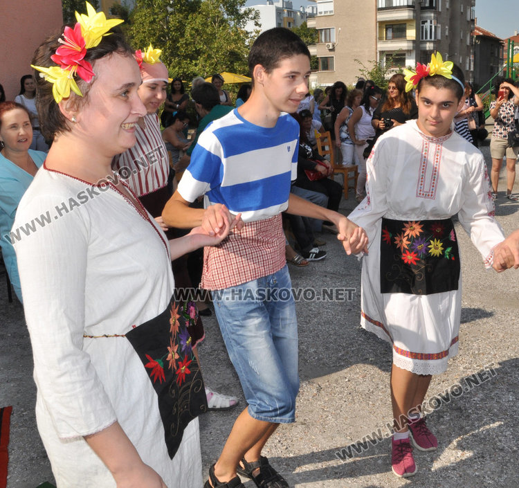 Деца и младежи с увреждания помагат за лечението на Дани и Криси