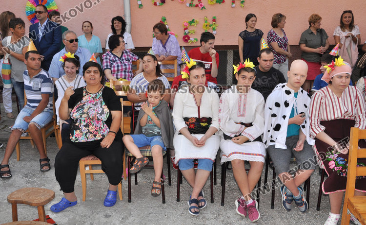 Деца и младежи с увреждания помагат за лечението на Дани и Криси