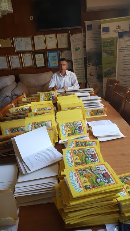 Книжки с приказки  и ученически пособия ще подари община Кърджали на 729 първокласници