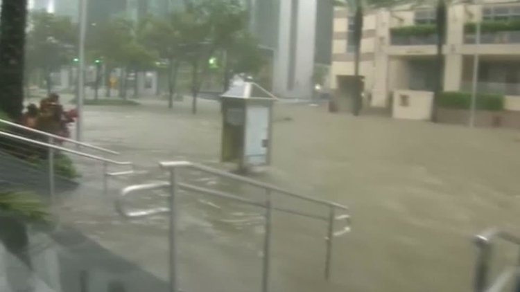 Човек засне как водата покрива прозореца му в Маями (видео)