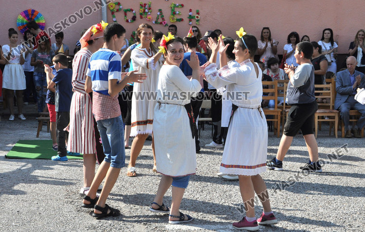 Деца и младежи с увреждания помагат за лечението на Дани и Криси