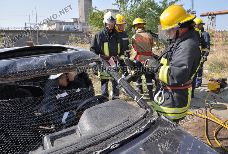 По учебник: извадиха стажант-пожарникар от катастрофирала кола