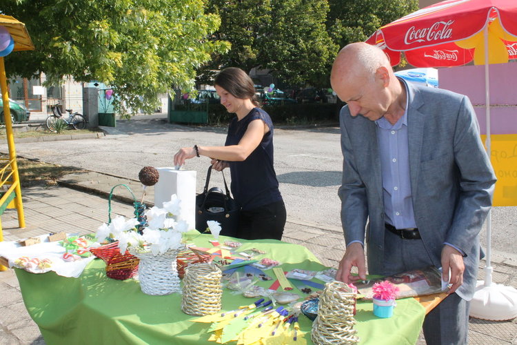 Деца и младежи с увреждания помагат за лечението на Дани и Криси