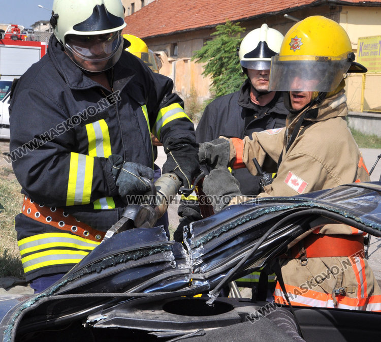По учебник: извадиха стажант-пожарникар от катастрофирала кола